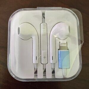 APPLE Wired EarPods w/Remote, Microphone &‎ Lightening Plug (NEW IN CASE!!!)